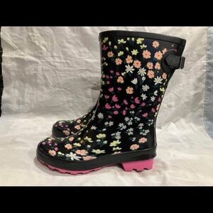 Women’s size 6 floral pattern rubber boots with adjustable calf strap